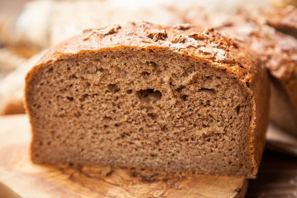 Bröd sortiment på träytan — Stockfoto