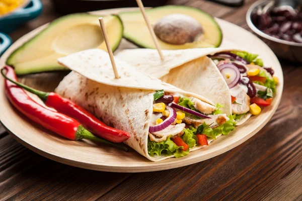 Tortilla com uma mistura de ingredientes — Fotografia de Stock