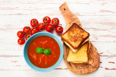 domates çorbası ve fesleğen