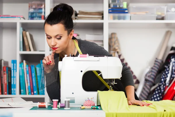Young woman at a sewing machine — Stock Photo, Image