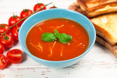 domates çorbası ve fesleğen