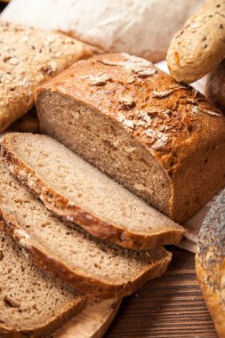 Ahşap yüzey üzerinde ekmek çeşitler