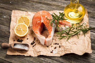 Eski ahşap üzerine taze somon