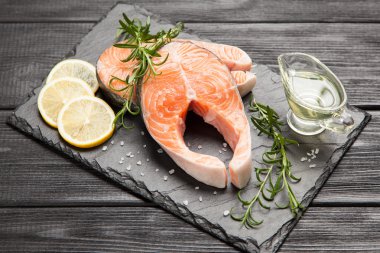 Eski ahşap üzerine taze somon