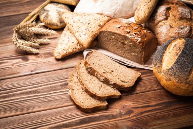 Ahşap yüzey üzerinde ekmek çeşitler