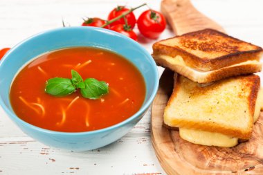 domates çorbası ve fesleğen