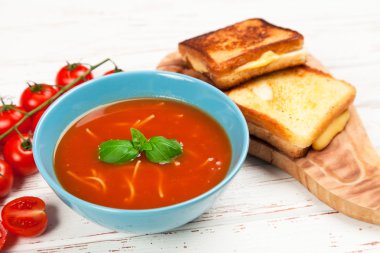 domates çorbası ve fesleğen