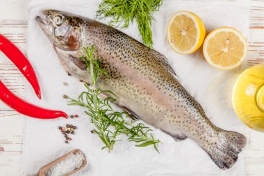 Beyaz ahşap üzerine taze alabalık