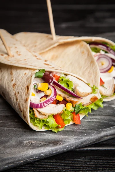 Tortilla mit einer Mischung aus Zutaten — Stockfoto