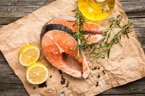 Eski ahşap üzerine taze somon