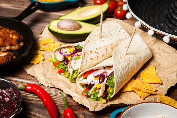 Tortilla mit einer Mischung aus Zutaten — Stockfoto