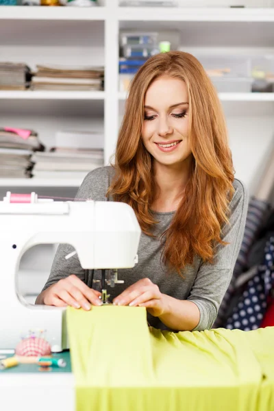 Jeune femme à une machine à coudre — Photo