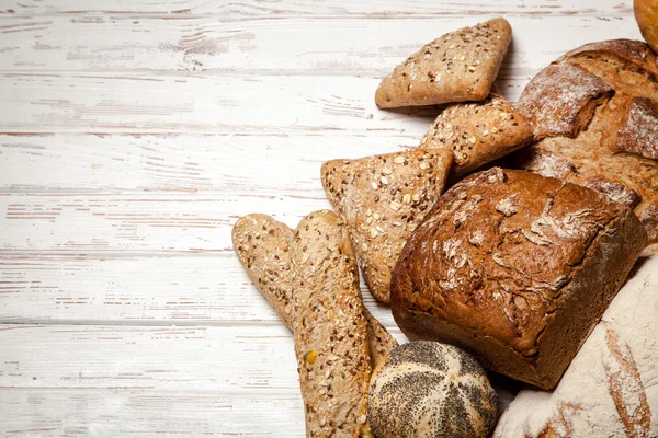 Brood assortiment op houten oppervlak — Stockfoto