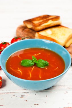 domates çorbası ve fesleğen