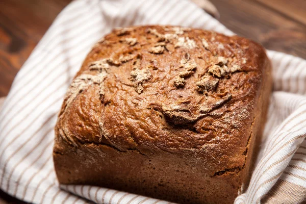 Bröd sortiment på träytan — Stockfoto