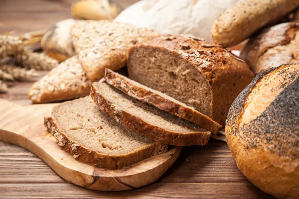 Brood assortiment op houten oppervlak — Stockfoto