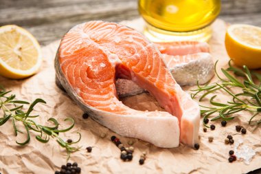 Eski ahşap üzerine taze somon