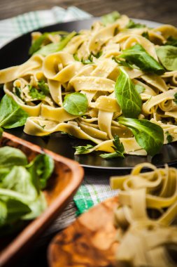 Bir plaka üzerinde pişmiş tagliatelle