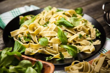 Bir plaka üzerinde pişmiş tagliatelle