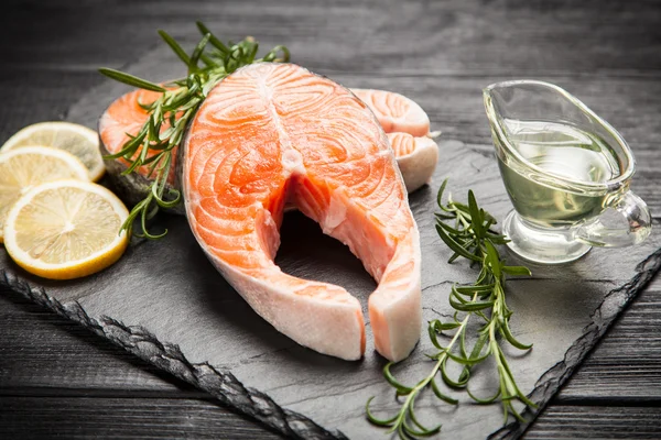 Eski ahşap üzerine taze somon