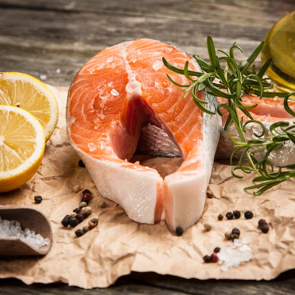 Eski ahşap üzerine taze somon