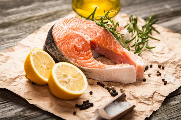 Eski ahşap üzerine taze somon