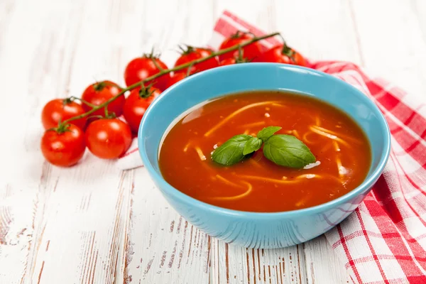 domates çorbası ve fesleğen