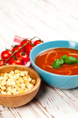 domates çorbası ve fesleğen