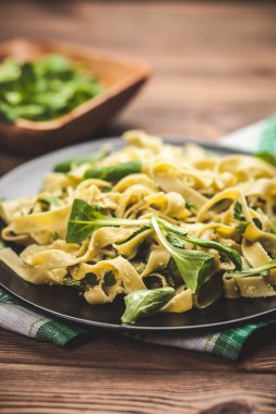 Bir plaka üzerinde pişmiş tagliatelle