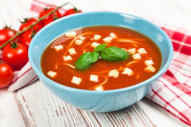 domates çorbası ve fesleğen