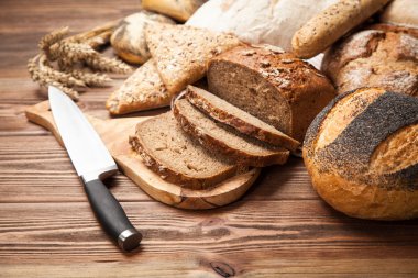 Ahşap yüzey üzerinde ekmek çeşitler