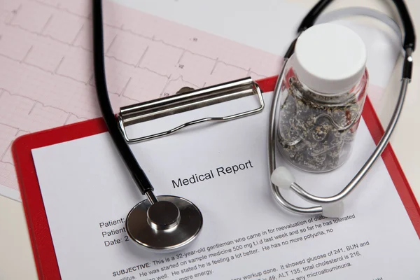 Медичний звіт та кардіограма — стокове фото