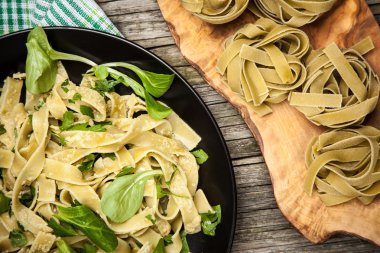 Bir plaka üzerinde pişmiş tagliatelle