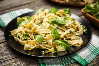 Bir plaka üzerinde pişmiş tagliatelle