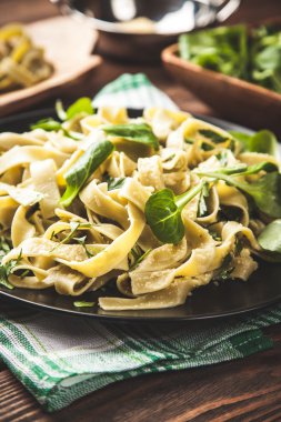 Bir plaka üzerinde pişmiş tagliatelle