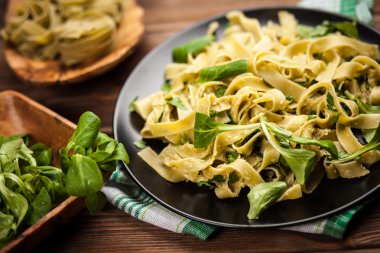 Bir plaka üzerinde pişmiş tagliatelle