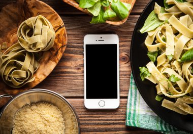 Bir plaka üzerinde pişmiş tagliatelle