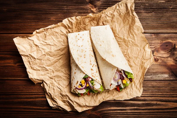 Tortilla con una mezcla de ingredientes — Foto de Stock