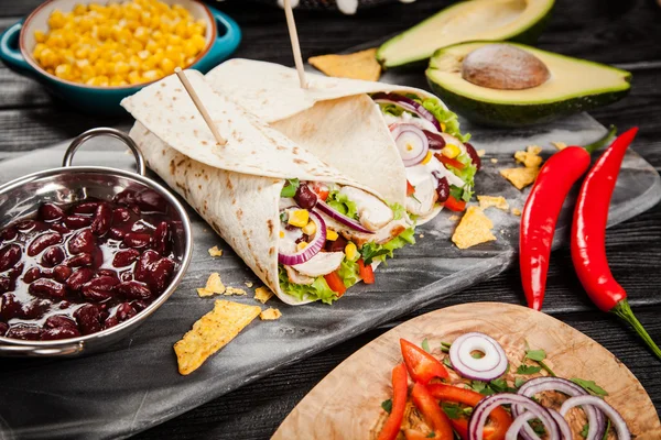 Tortilla mit einer Mischung aus Zutaten — Stockfoto