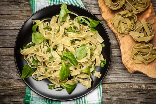 Tagliatelle cocido en un plato — Foto de Stock