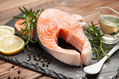 Eski ahşap üzerine taze somon