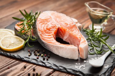 Eski ahşap üzerine taze somon