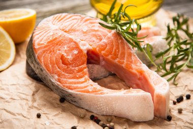 Eski ahşap üzerine taze somon