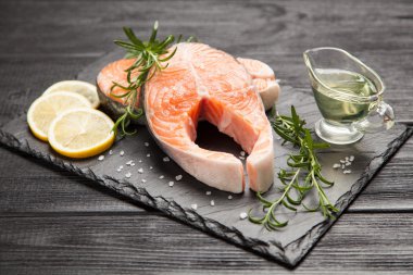 Eski ahşap üzerine taze somon