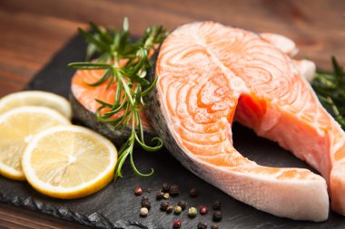 Eski ahşap üzerine taze somon