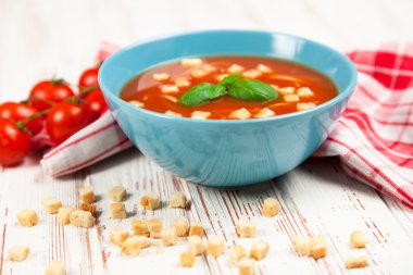 domates çorbası ve fesleğen