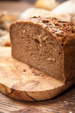 Ahşap yüzey üzerinde ekmek çeşitler