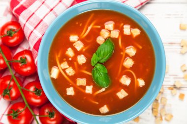 domates çorbası ve fesleğen