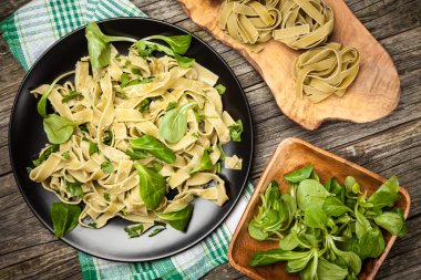 Bir plaka üzerinde pişmiş tagliatelle