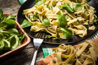 Bir plaka üzerinde pişmiş tagliatelle